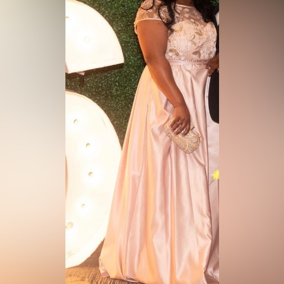 Beautiful floor length gown - Picture 2 of 2